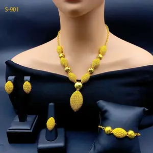 جديد – طقم مجوهرات فاخر بتصميم هندي وأفريقي ✨ طقم قلادة كروية للزفاف بلون الذهب عيار 24K  أضف لمسة من الفخامة والرقي لإطلالتك في يومك المميز مع هذا الطقم الفاخر المستوحى من التصاميم الهندية والأفريقية. يتميز الطقم بقلادة كروية أنيقة مطلية بلون الذهب عيار 24K، مع لمسات فنية راقية تجعلها قطعة لافتة للأنظار.